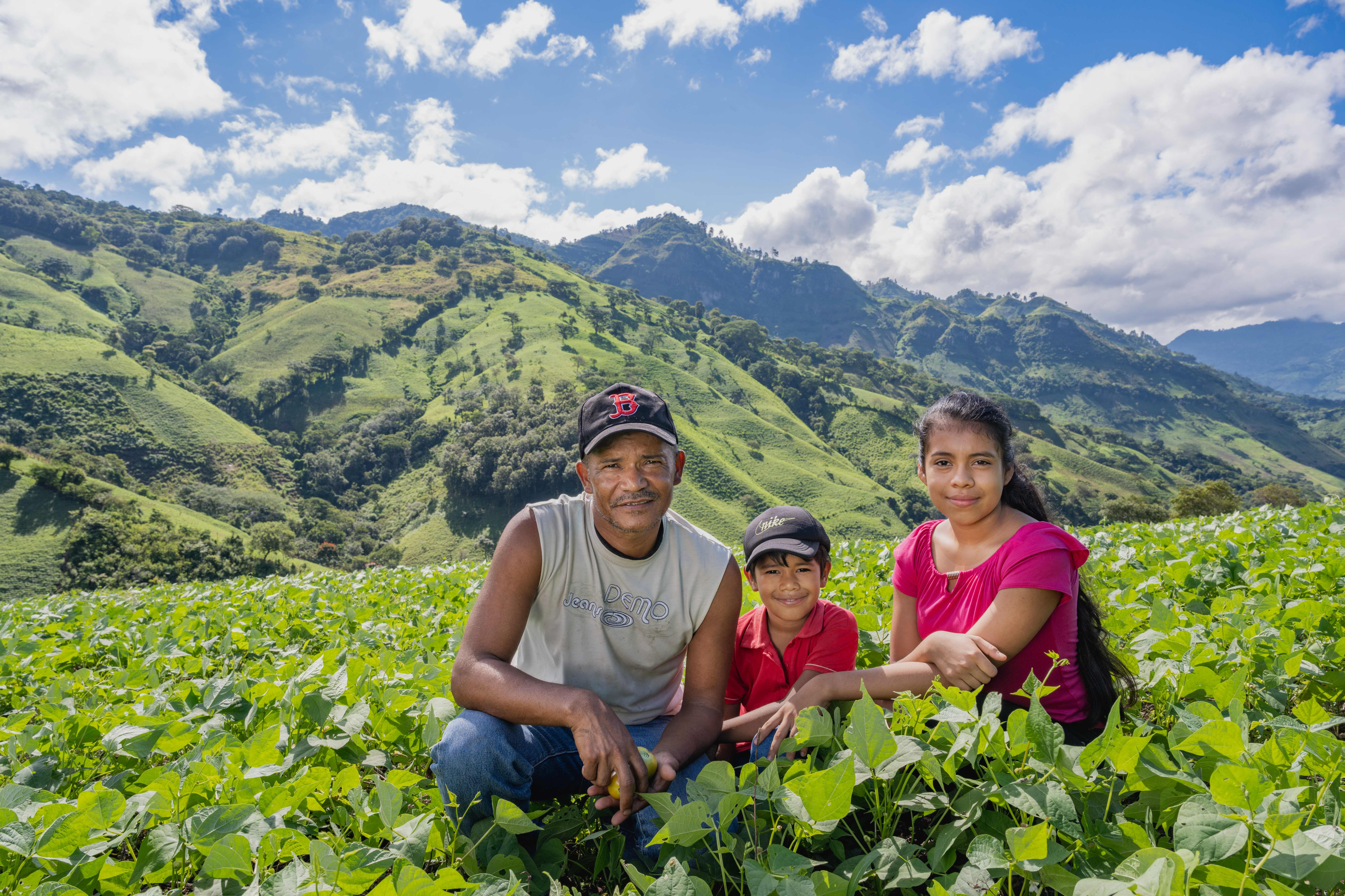 Familia campesina en un cultivo de la región