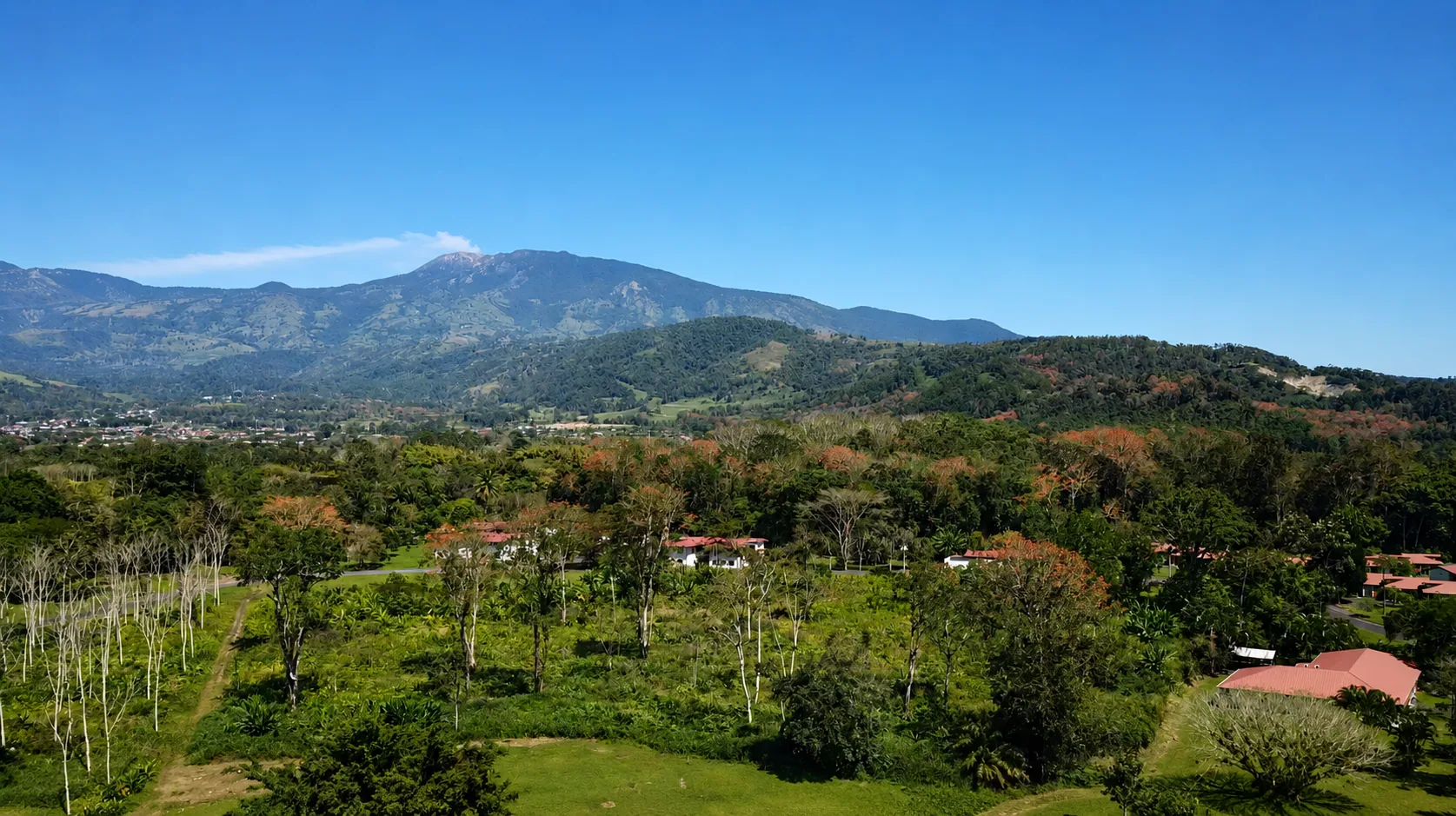 Vista panorámica del CATIE, sus bosques tropicales y las montañas de Costa Rica